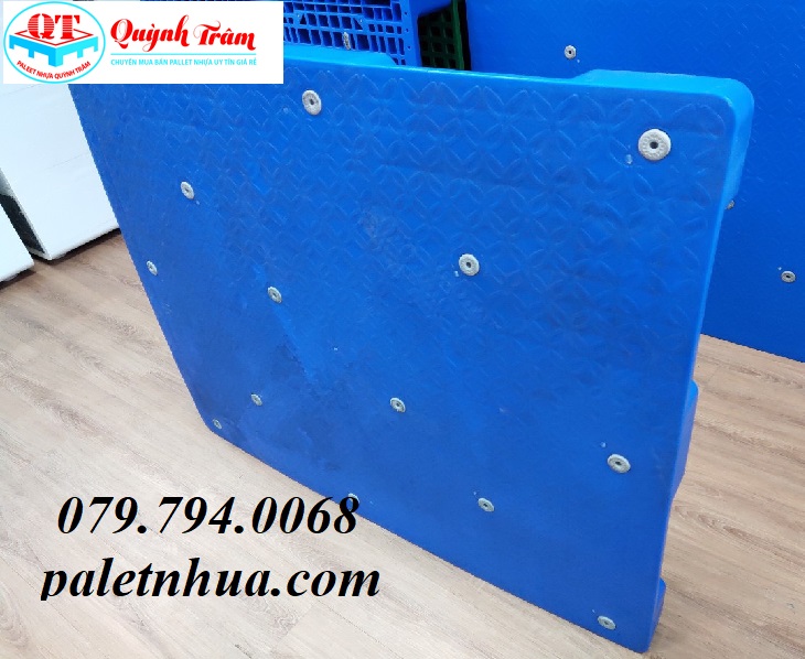 Pallet nhựa màu đen giá rẻ uy tín chất lượng.